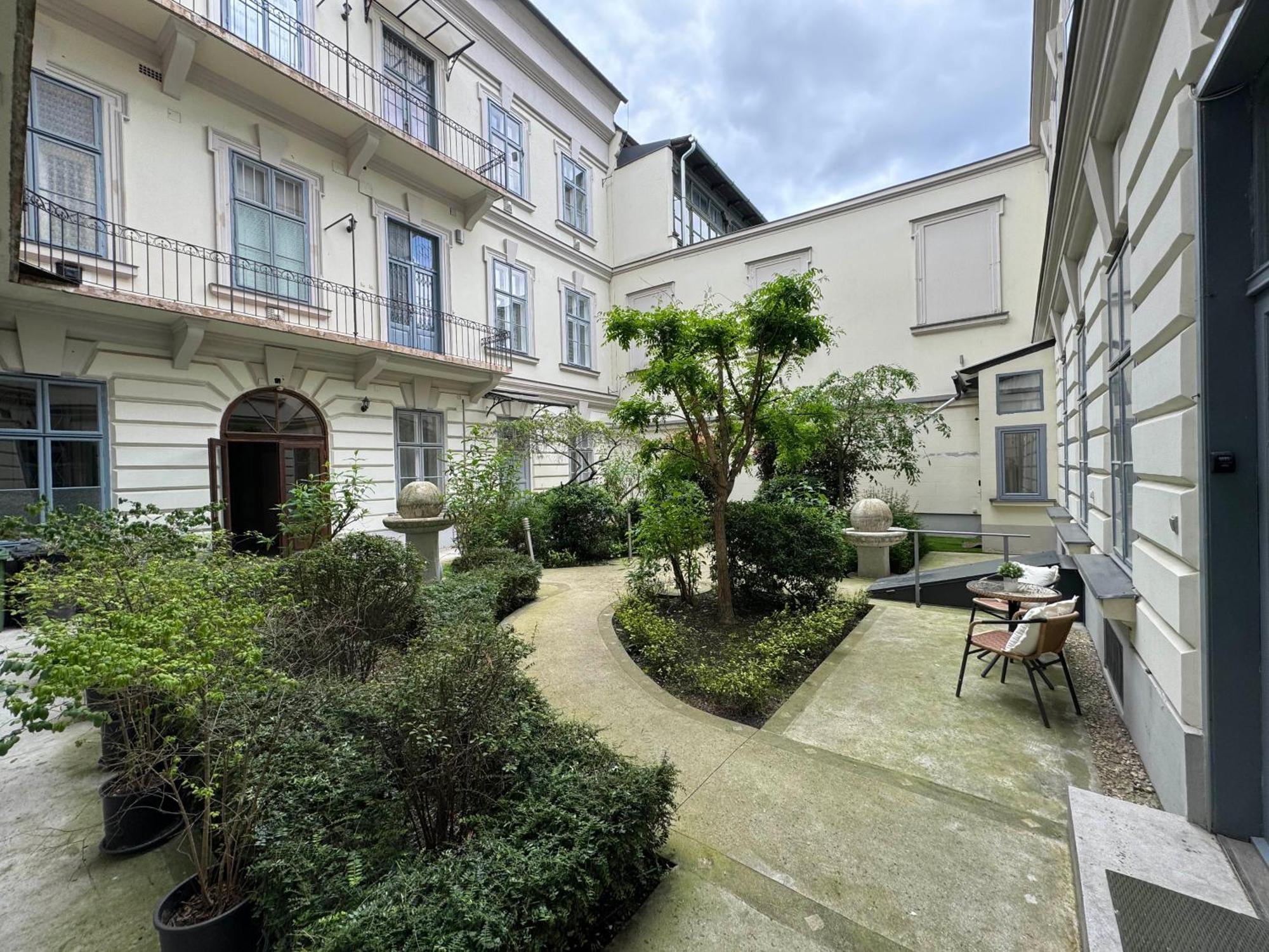 Hidden Gem With Terrace On The Andrassy Fashion Road Apartman Budapest Kültér fotó