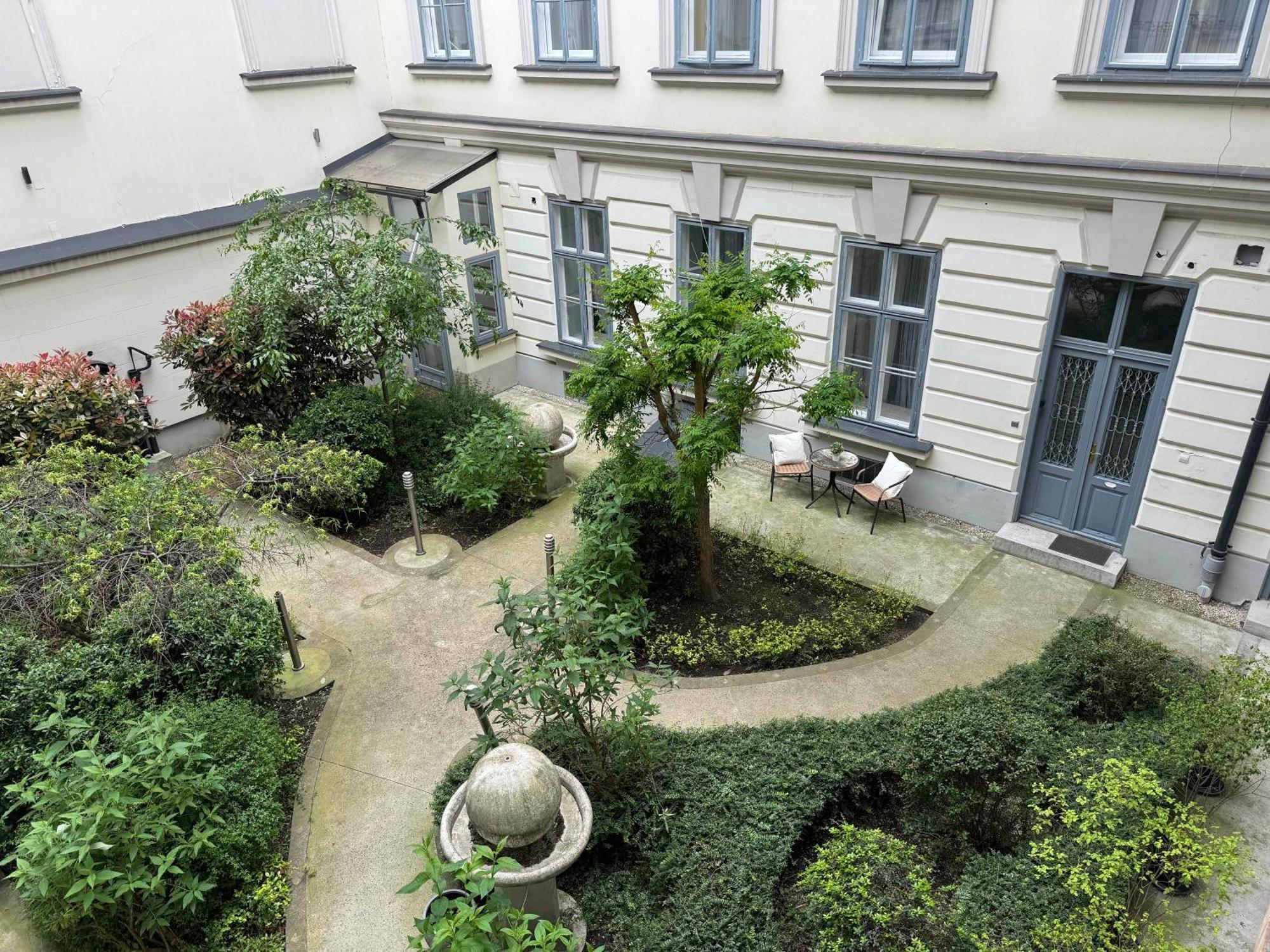 Hidden Gem With Terrace On The Andrassy Fashion Road Apartman Budapest Kültér fotó